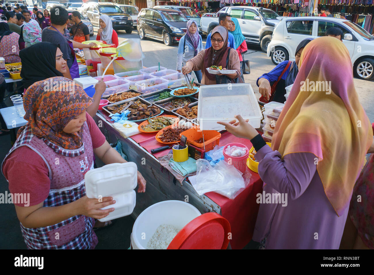 Kota Kinabalu in Sabah Malaysia - Jun 8, 2016: die Leute, die Essen Bazar in der Stadt Kota Kinabalu kaufen Lebensmittel für Ihre schnelle während der Islamischen m brechen Stockfoto