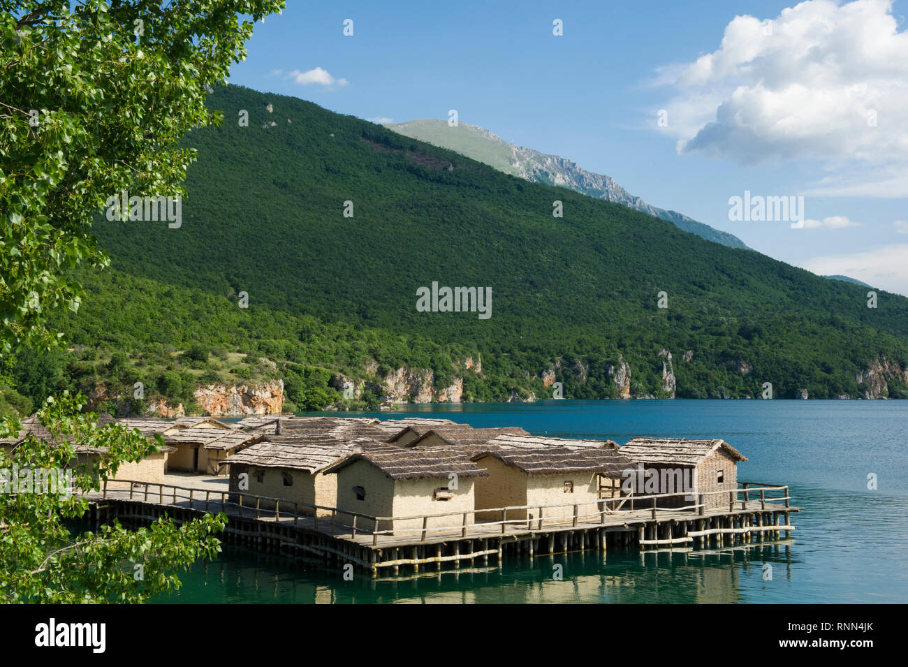Bucht von Knochen, Museum auf Wasser, Wiederaufbau von prähistorischen gestelzt Village, Lake Ohrid, Mazedonien Stockfoto