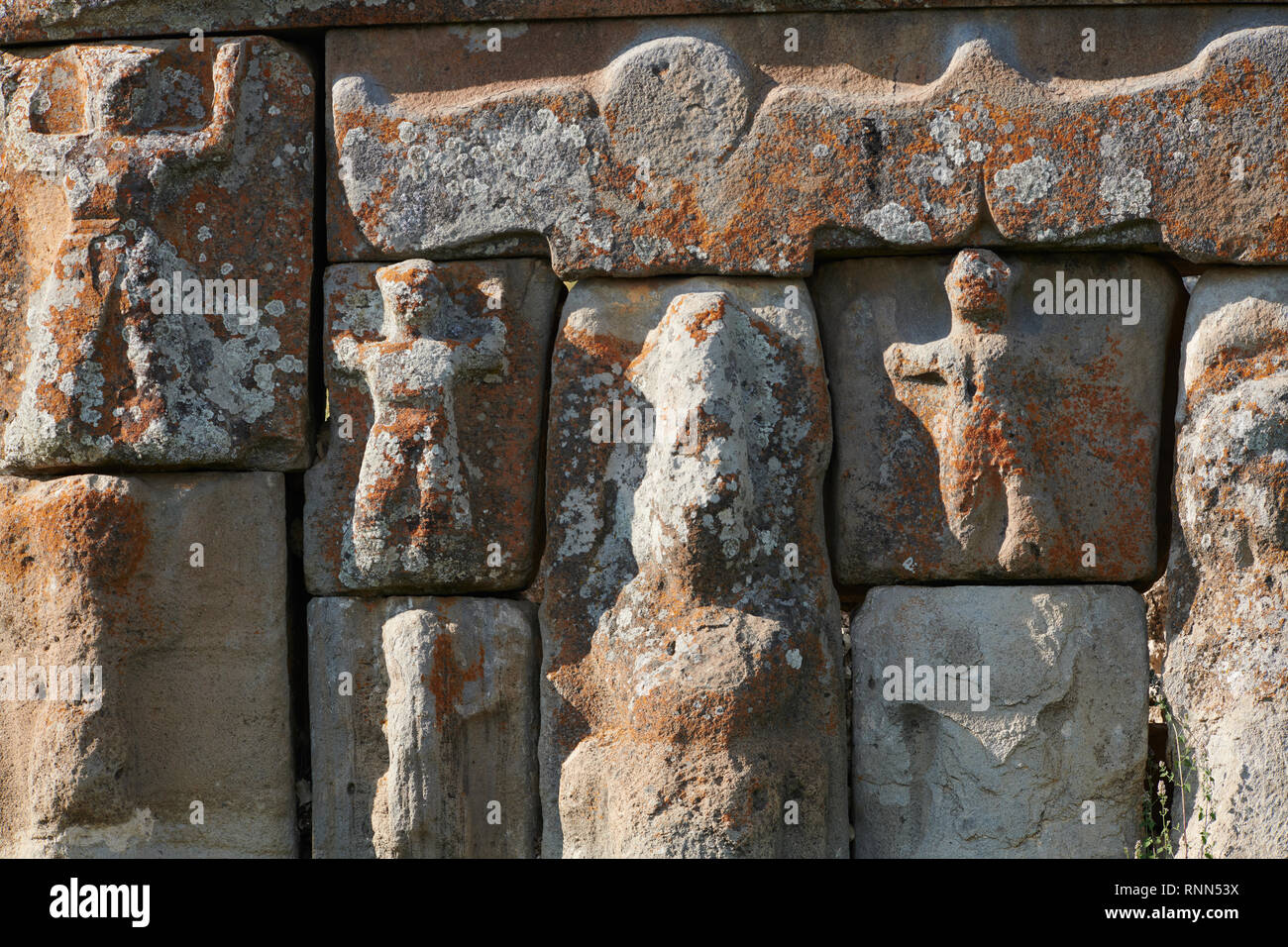 Nahaufnahme des hethitischen Reliefs scultures der Hethiter godsEflatun Pınar (Eflatunpınar) Alte Hittite relief Monument und heiligen Pool. Zwischen Stockfoto