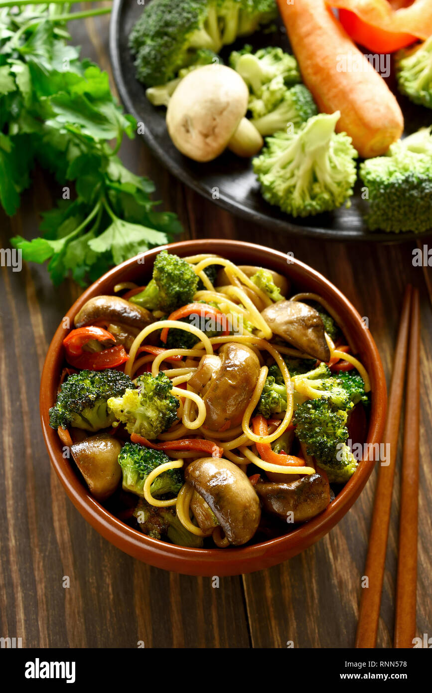 Ei Nudeln mit Gemüse in der Schüssel. Warmes Essen im Wok im asiatischen  Stil auf hölzernen Tisch Stockfotografie - Alamy
