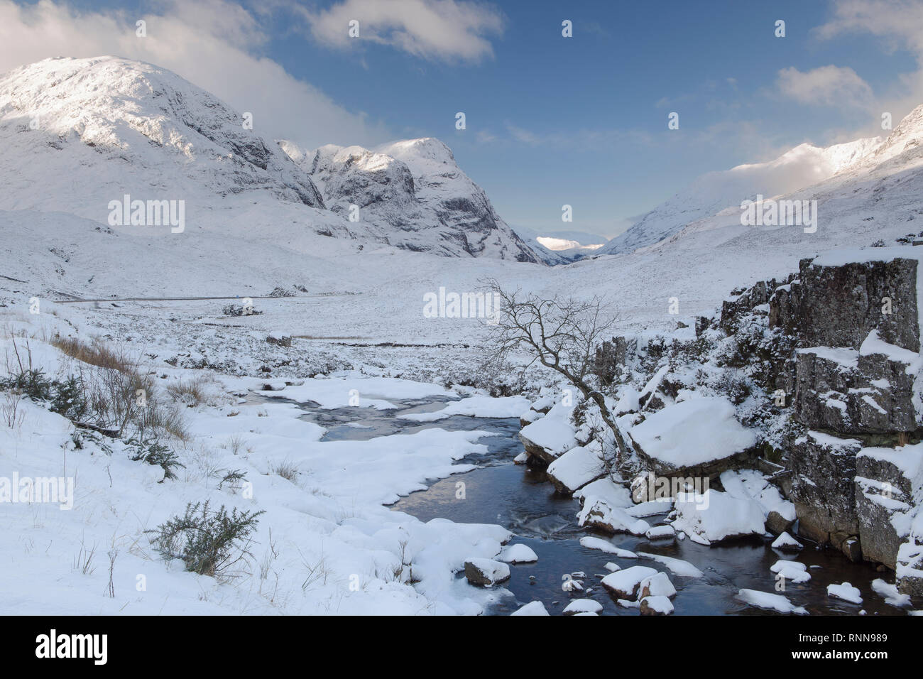 Die drei Schwestern und Pass von Glen Coe im Winter von der A82 Straße in der Nähe der Studie, Highland, Schottland. Stockfoto