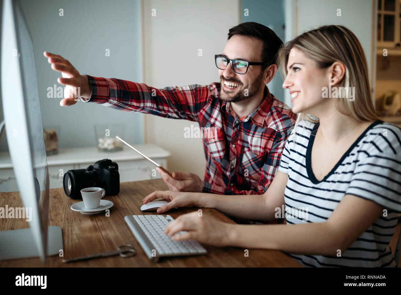 Junge attraktive Designern zusammen, die am Projekt Stockfoto