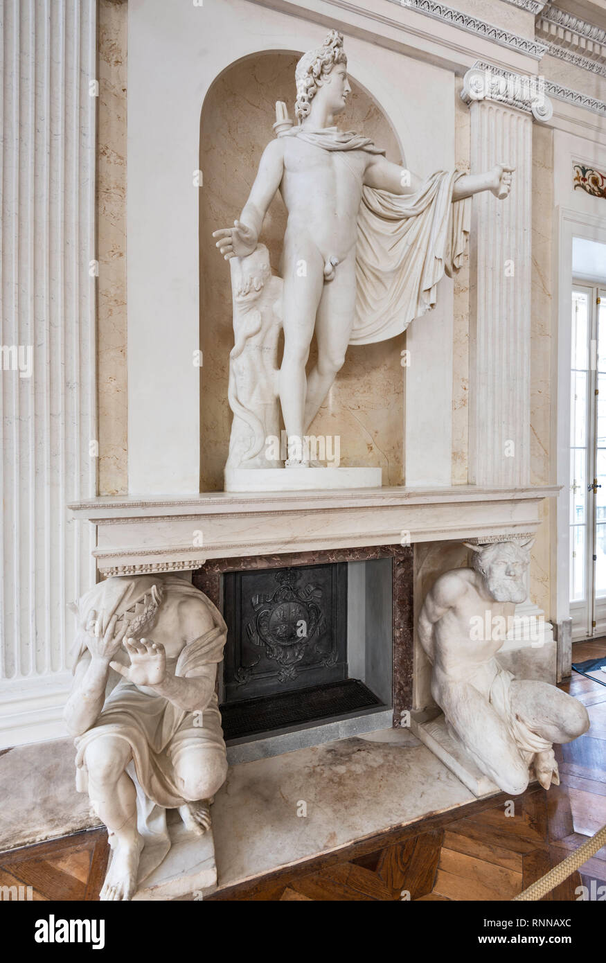 Apollo Belvedere, Skulpturen von Antonio d'Este, Statuen von Satyr-Marsyas und König Midas, Ballsaal, Palast am Wasser, Lazienki-Park in Warschau, Polen Stockfoto