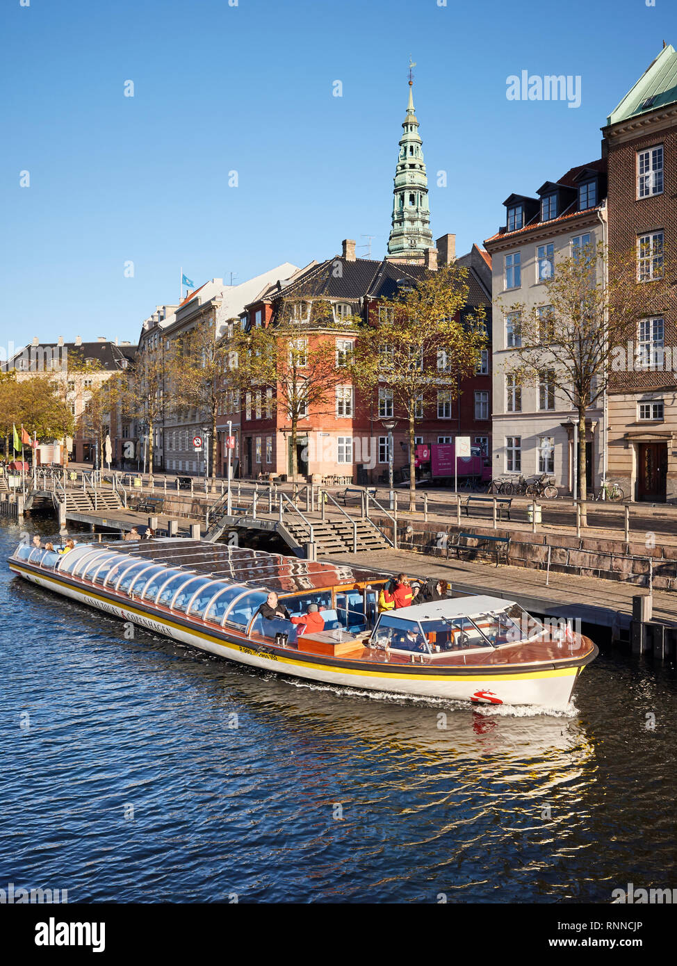Kopenhagen, Dänemark - 22. Oktober 2018: Stadt Boot Touren bieten eine großartige Möglichkeit, die Stadt zu erkunden. Stockfoto
