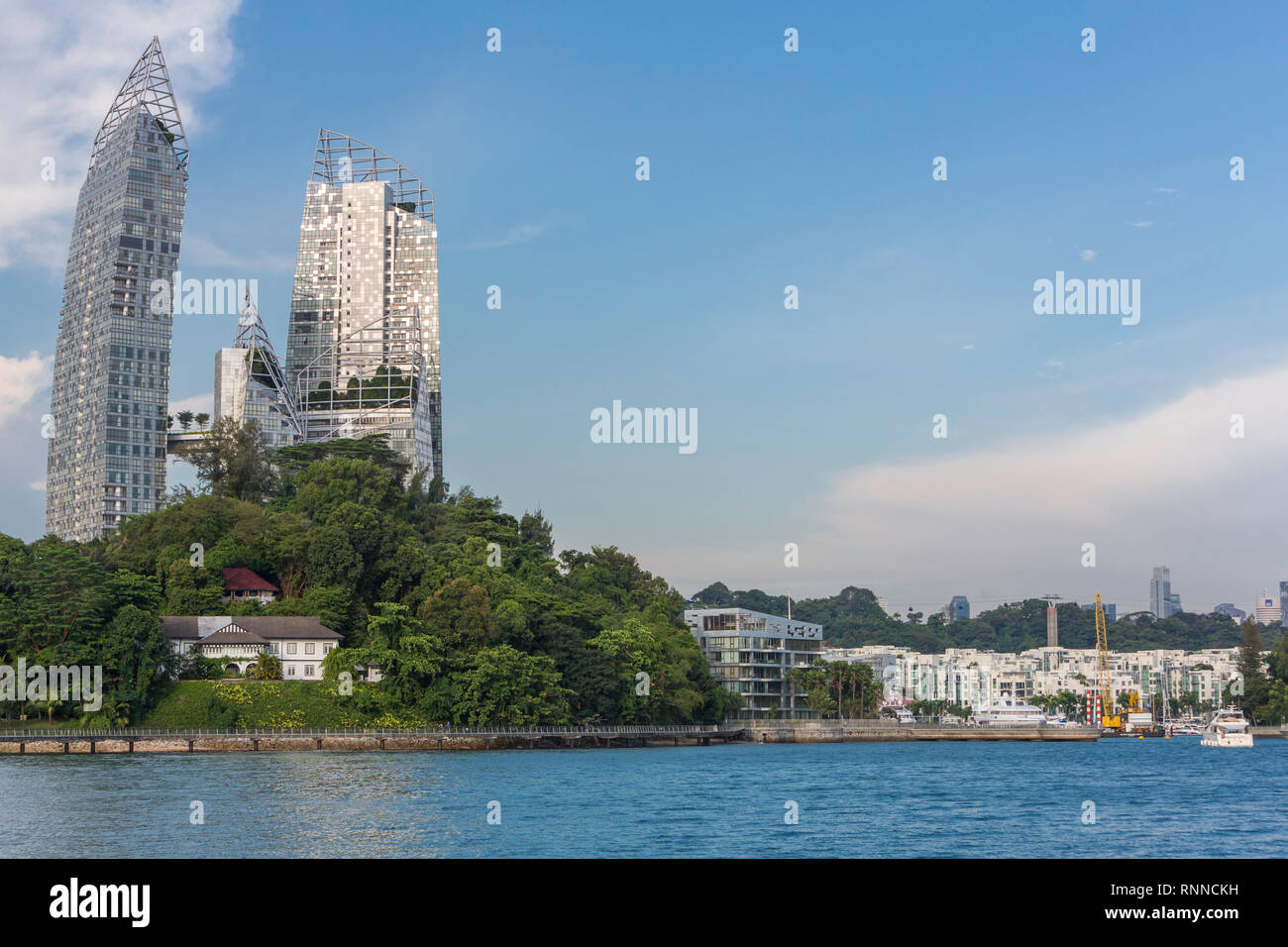 Singapur Nebeneinander von Alt und Neu: Daniel Libeskinds "Reflections" im Hintergrund vs Hafenmeister des 1920er-Ära Haus im Vordergrund. Die scheinbare Stockfoto