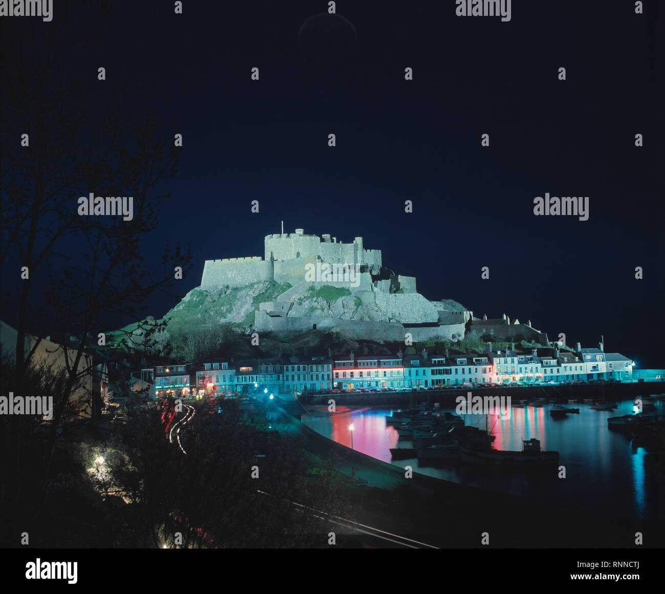 Kanal Inseln. Jersey. Mont Orgueil Castle bei Nacht. (Gorey Castle). Stockfoto