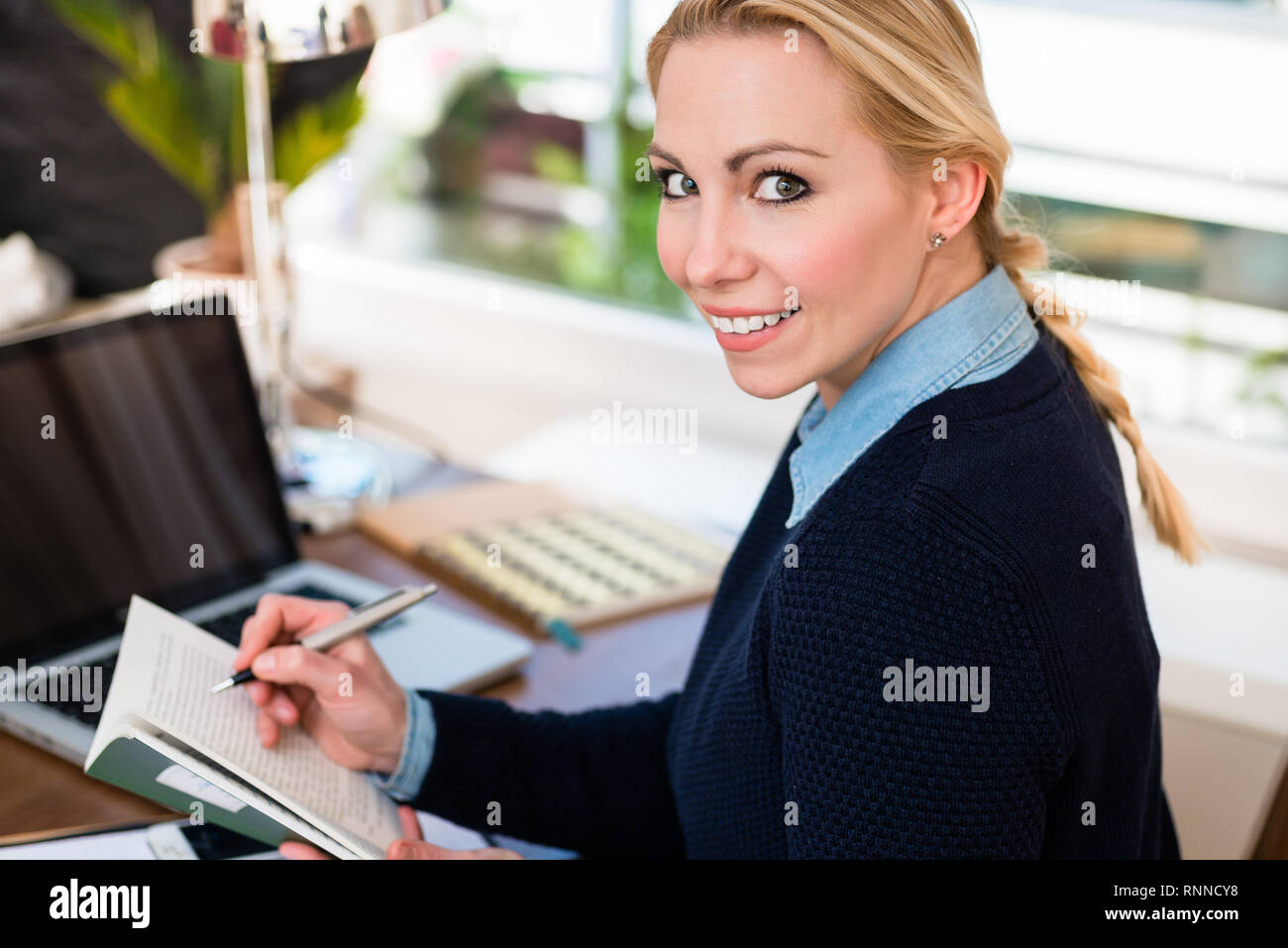 Porträt einer Frau schreiben in Buch Stockfoto