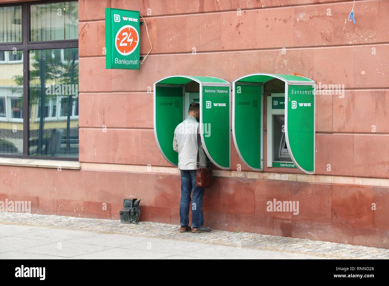WROCLAW, Polen - 11. MAI 2018: Person mit Geldautomaten der Bank Zachodni WBK Niederlassung in Wroclaw, Polen. Es gibt 36 Banken Unternehmen in Polen (2018 Stockfoto