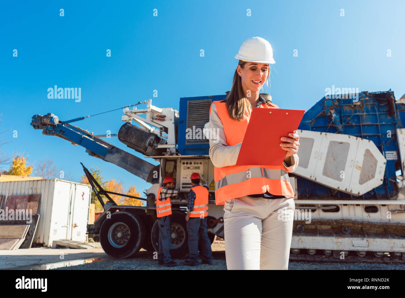 Bauingenieur Frau mit Zwischenablage vor steinbrecher Stockfoto