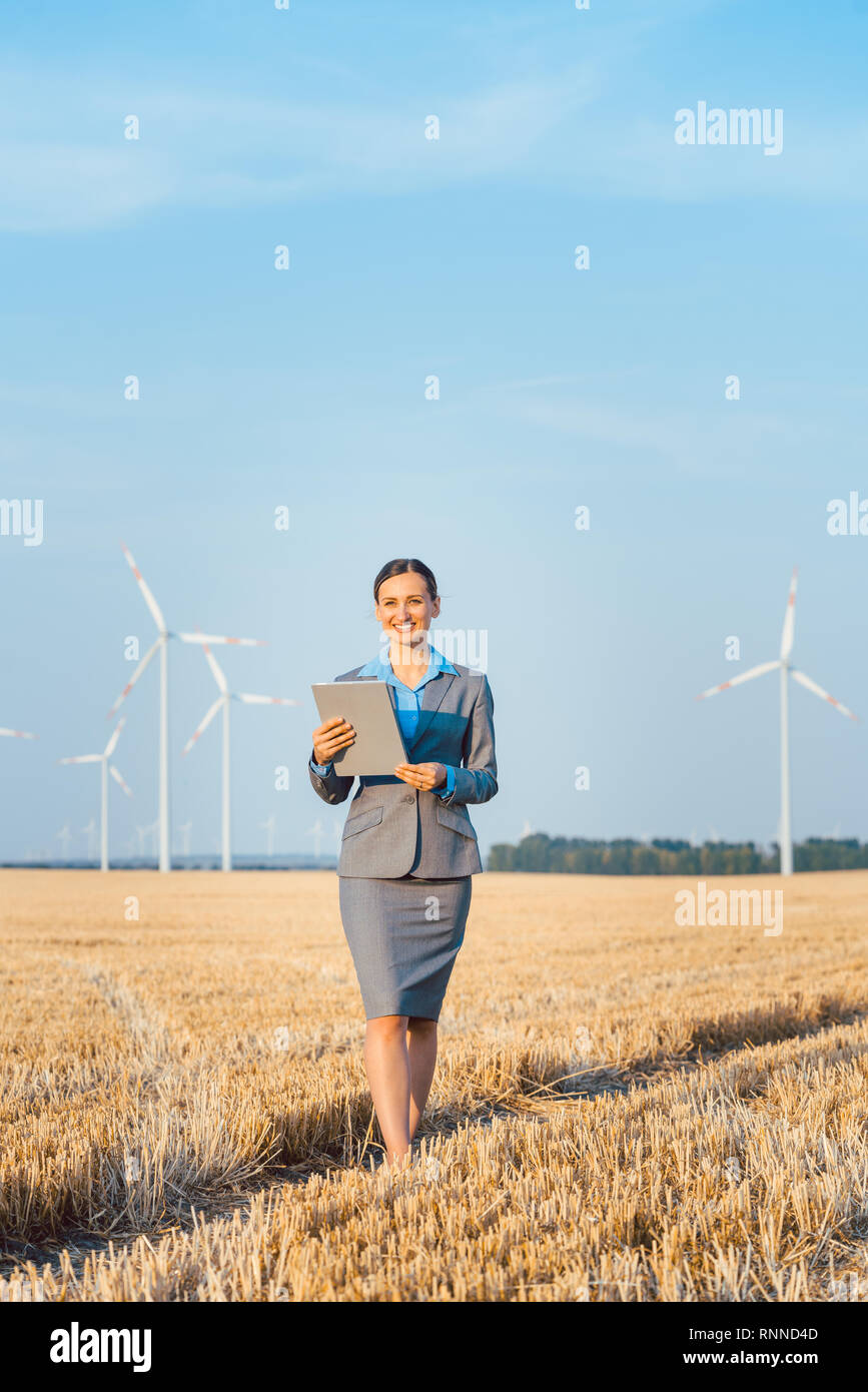 Frauen Geld in eine ethische Investitionen von Windenergieanlagen Stockfoto