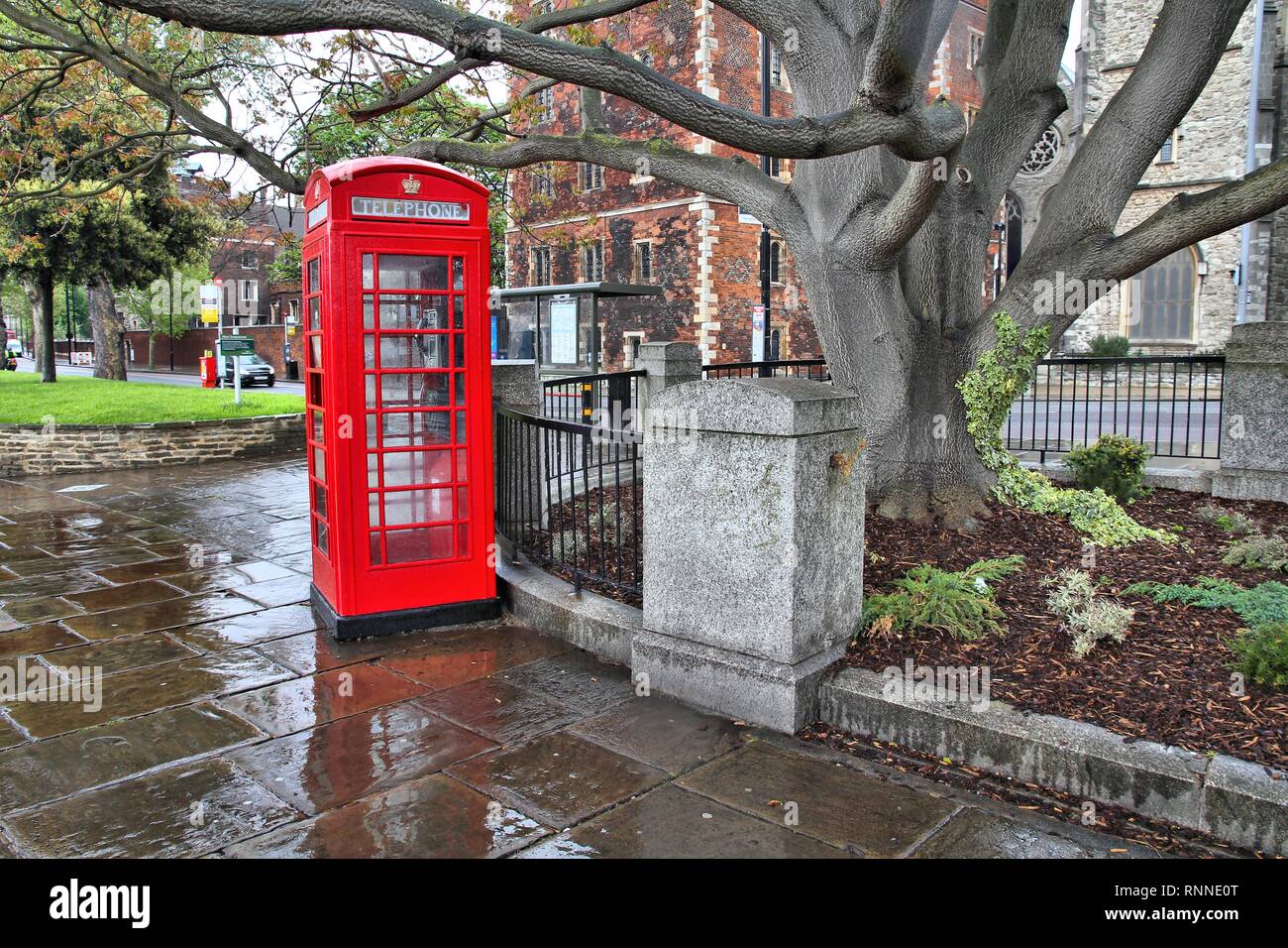 London, Großbritannien - rote Telefonzelle im Regen. HDR-Bild. Stockfoto