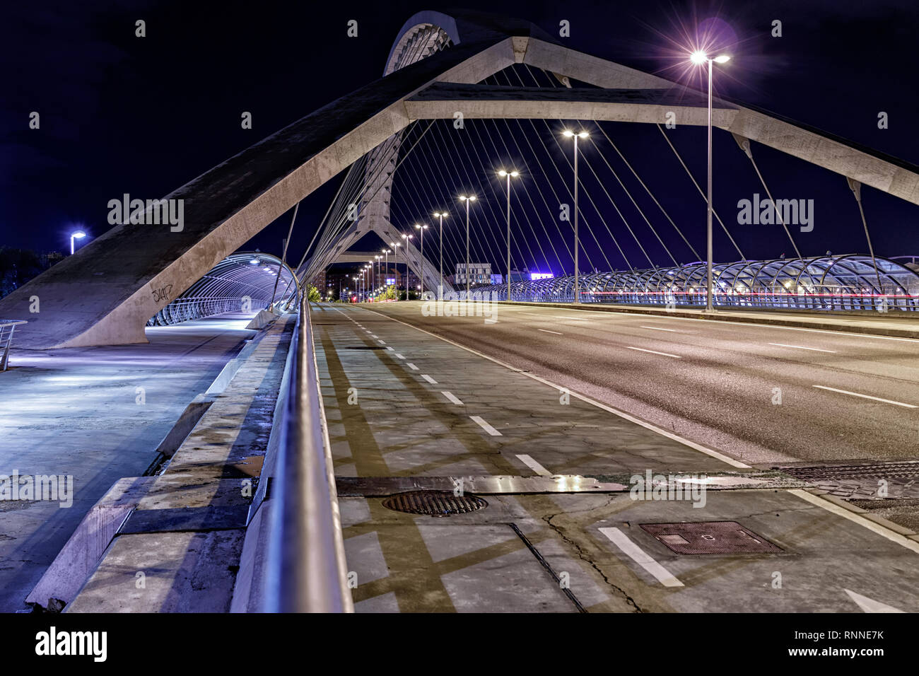 Die moderne Brücke in Saragossa Stockfoto