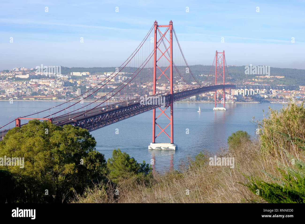 Brücke "25 de Abril" (25. April Brücke) verbindet die Stadt Lissabon in Almada am Südufer des Flusses Tejo überqueren Stockfoto