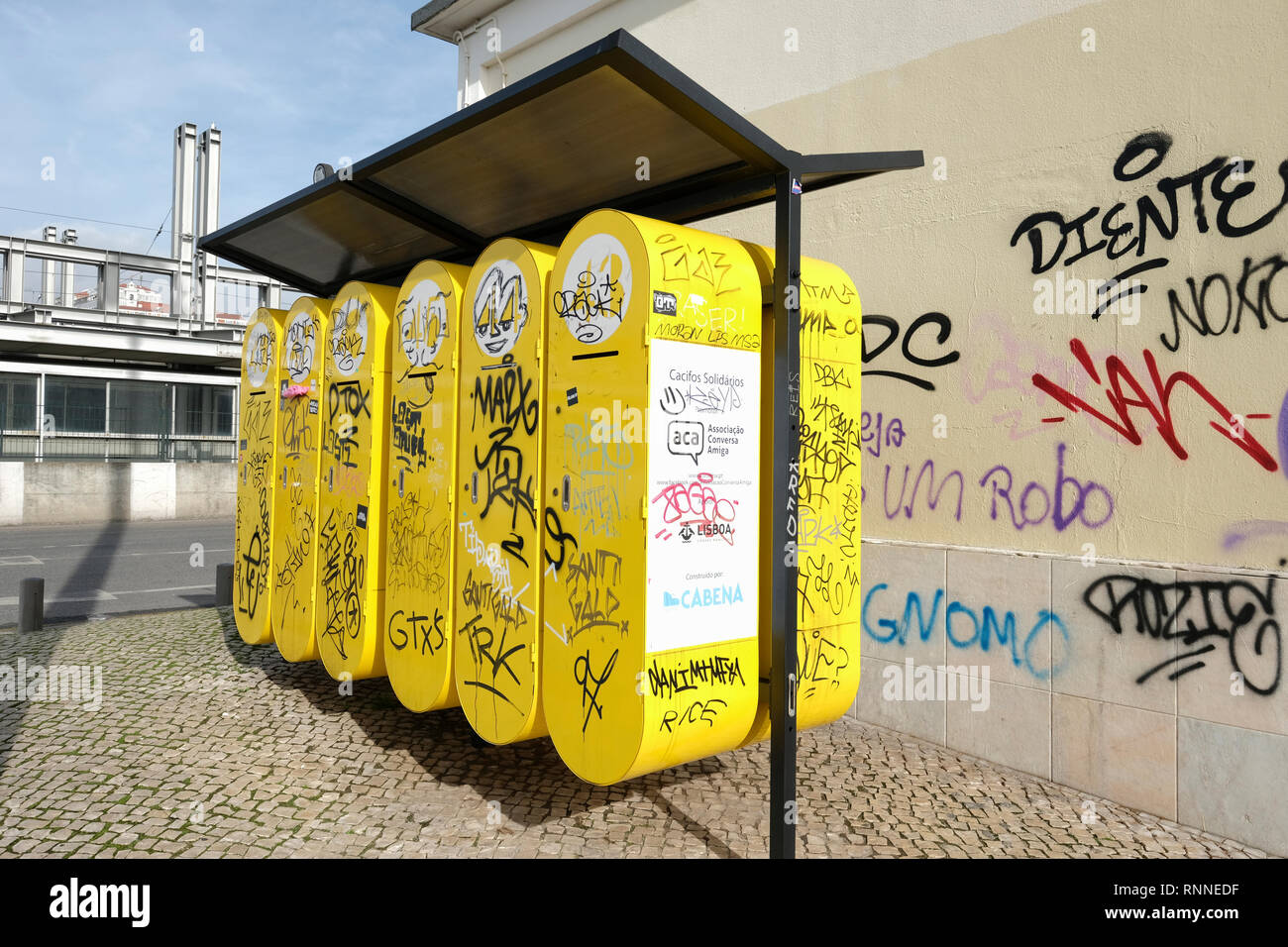 Rat der Stadt Lissabon Cacifos Solidoros, solidarische Schließfächer für obdachlose Menschen Besitz, Lissabon, Portugal. Stockfoto