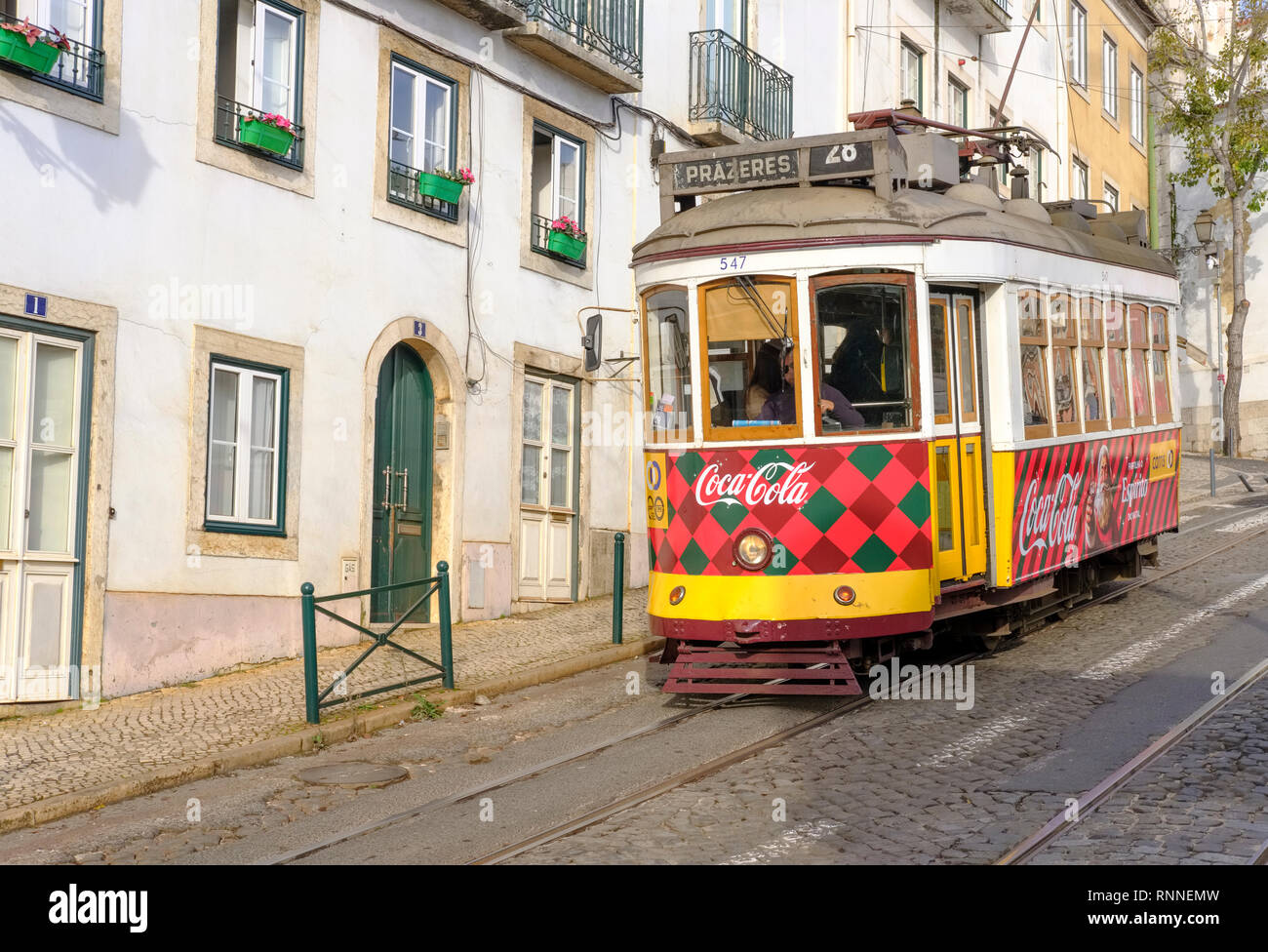Lissabon traditionelle Straßenbahn 28. Largo São Martinho, Lisboa, Portugal. Stockfoto