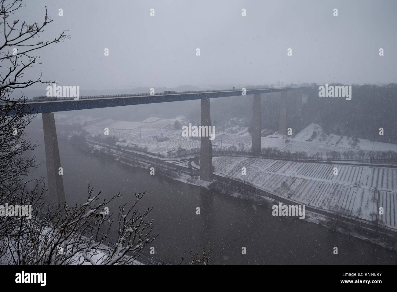 Die Autobahnbrücke der A61 in Winningen, Schneefall, Winningen, Rheinland-Pfalz, Deutschland Stockfoto