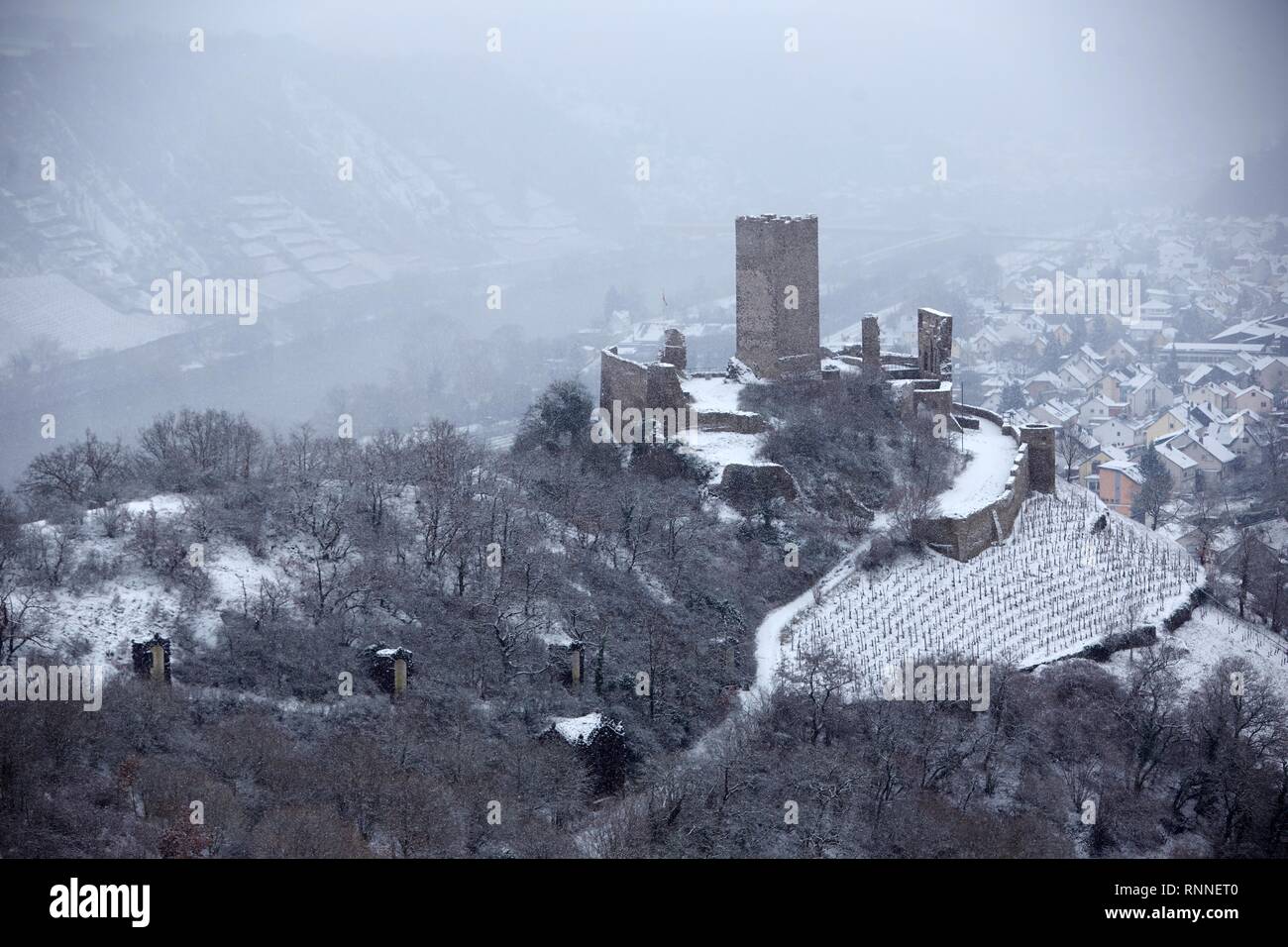Niederburg Burgruine im Winter mit Schneefall, Kobern-Gondorf, Mosel, Rheinland-Pfalz, Deutschland Stockfoto