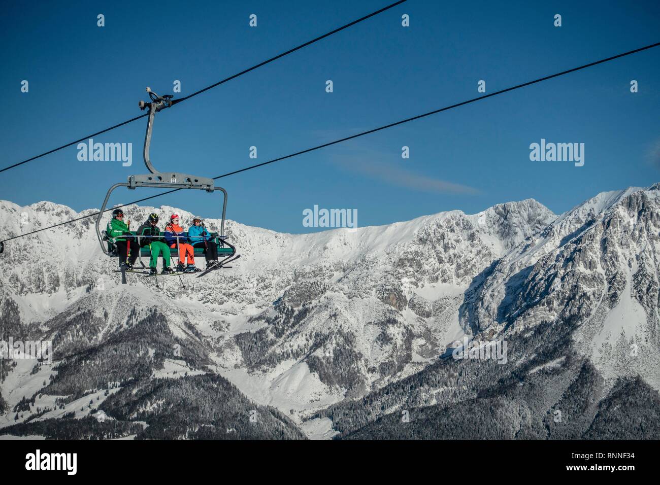 Skifahrer in Sesselbahn, Skigebiet SkiWelt Wilder Kaiser Brixenthal, Tirol, Österreich Stockfoto