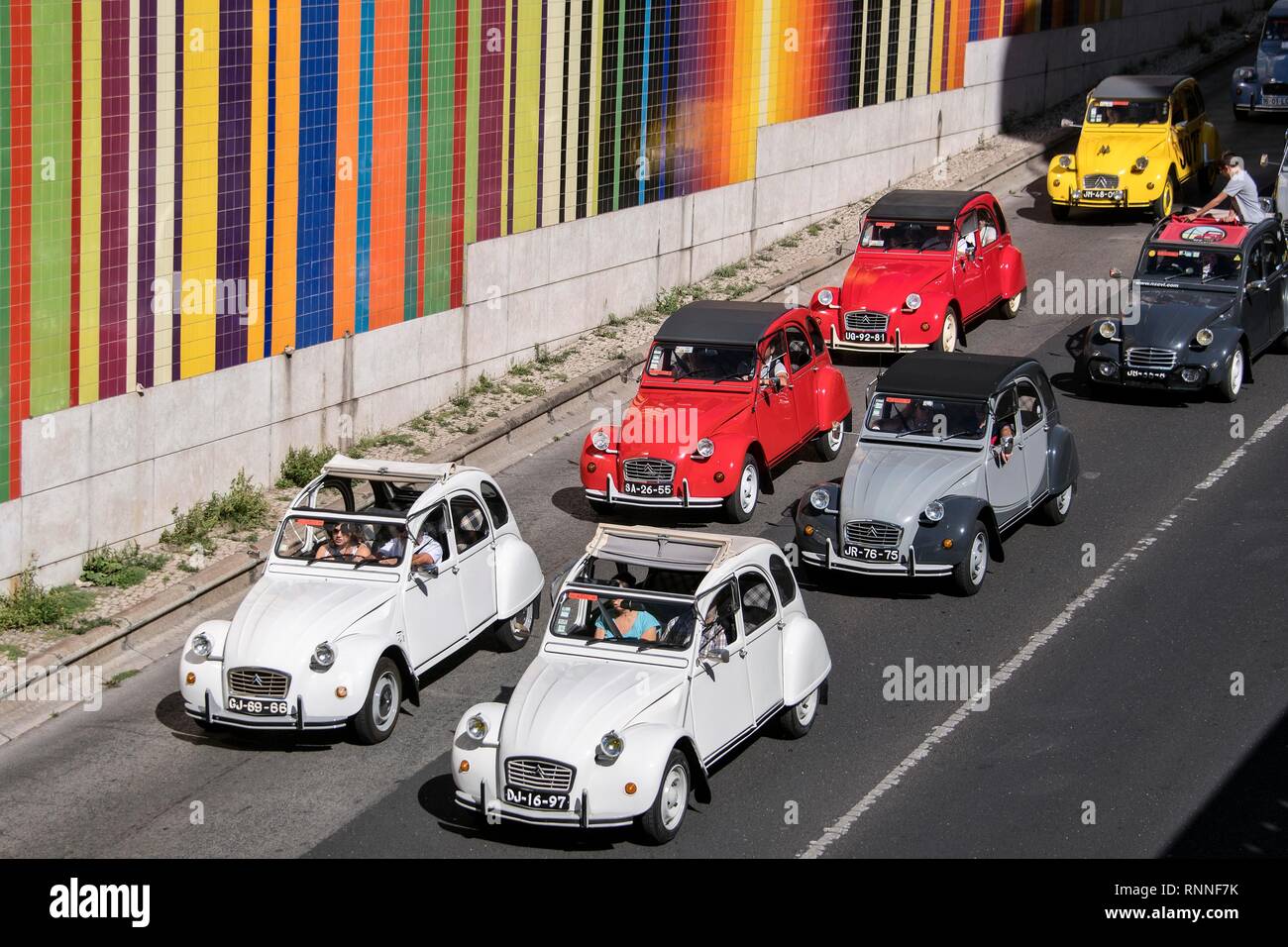 Parade von Oldtimern, bunte Citroen 2CV für den 70. Geburtstag des Autos, Lissabon, Portugal Stockfoto