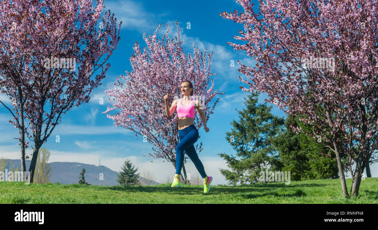 Frau im Frühjahr laufen oder Joggen als sport Stockfoto