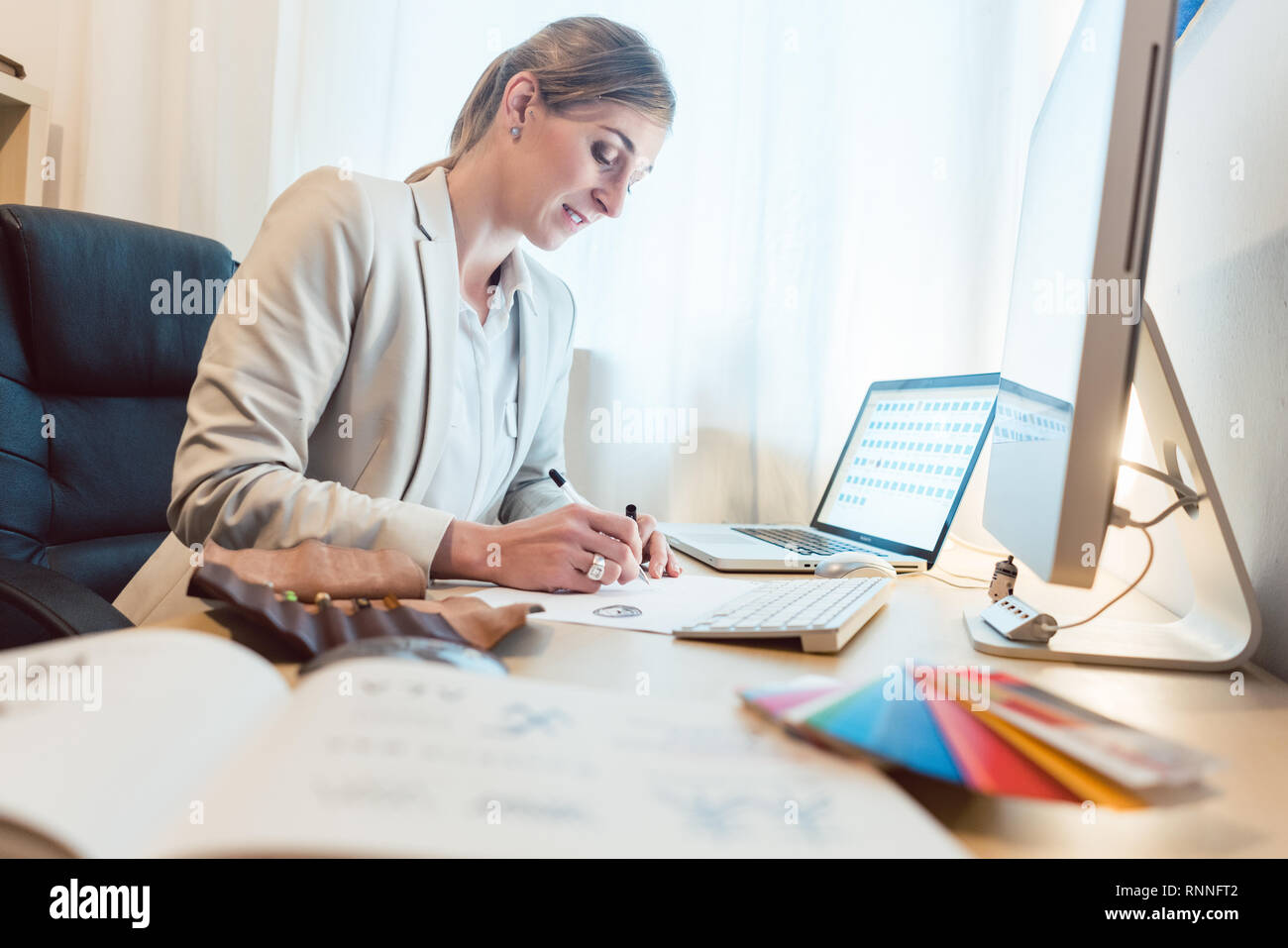 Kreatives Arbeiten in der Werbung Agentur für Projekt Stockfoto