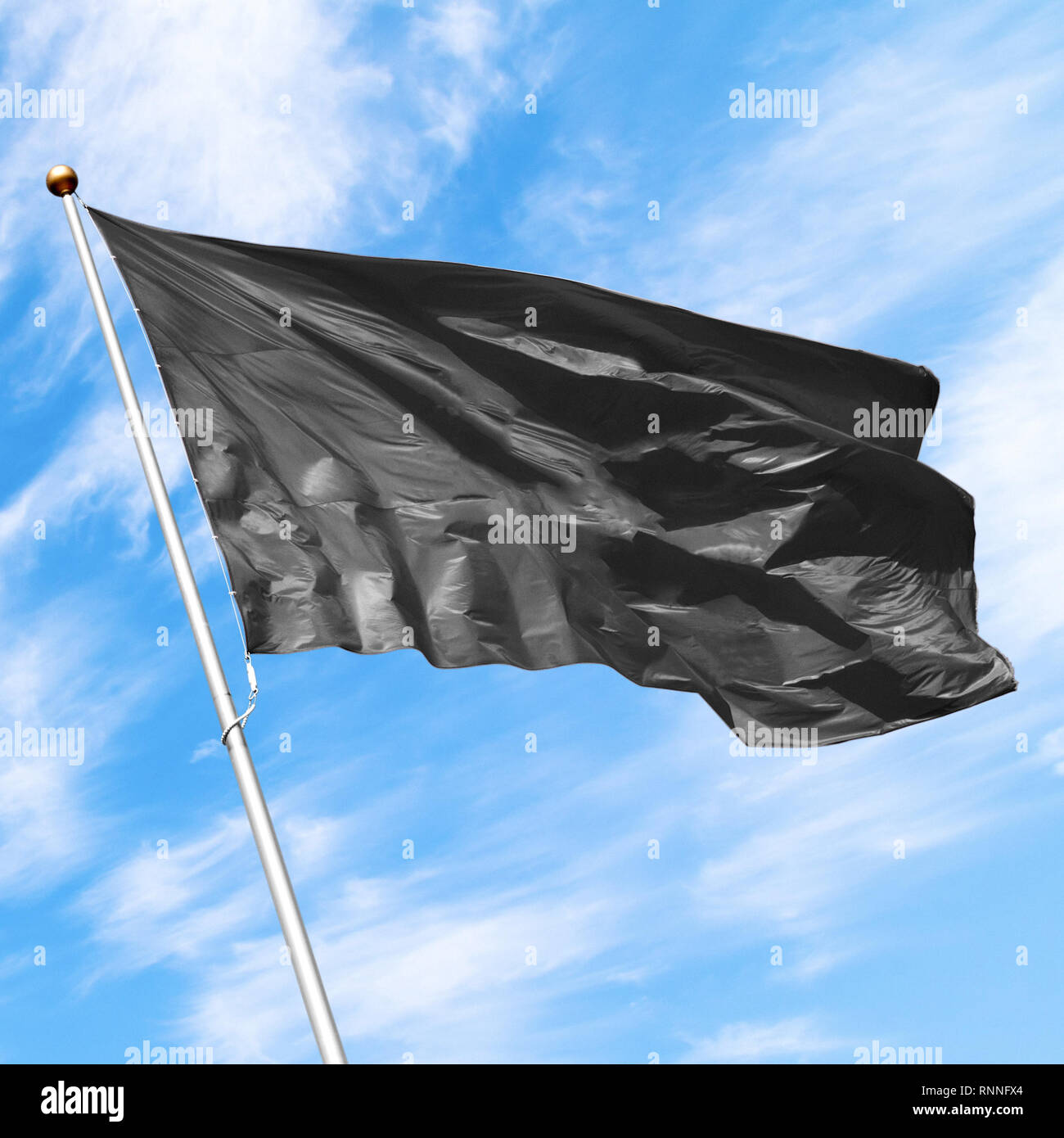Schwarze Flagge im Wind gegen den blauen bewölkten Himmel. Perfekte mockup alle Logos, Symbol oder Zeichen hinzufügen Stockfoto