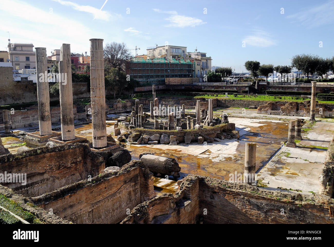 Pozzuoli, Kampanien, Italien. Das Macellum: Es war das macellum oder Markt Gebäude der römischen Kolonie von Puteoli, jetzt die Stadt Pozzuoli im südlichen Italien. Wenn er zum ersten Mal im 18. Jahrhundert ausgegraben, die Entdeckung einer Statue des Serapis führte zu dem Gebäude fälschlicherweise als serapeum der Stadt oder Tempel der Serapis. Das Macellum wird regelmäßig durch das Meer wegen der bradyseism vulkanischen Ursprungs, die Phlegräischen Felder betrifft versenkt. Der durch das Wasser erreicht ist sichtbar auf der Spalten. Die Bohrungen nach links durch die LITHOPHAGA Muscheln sind auch sichtbar auf der Spalten. Stockfoto