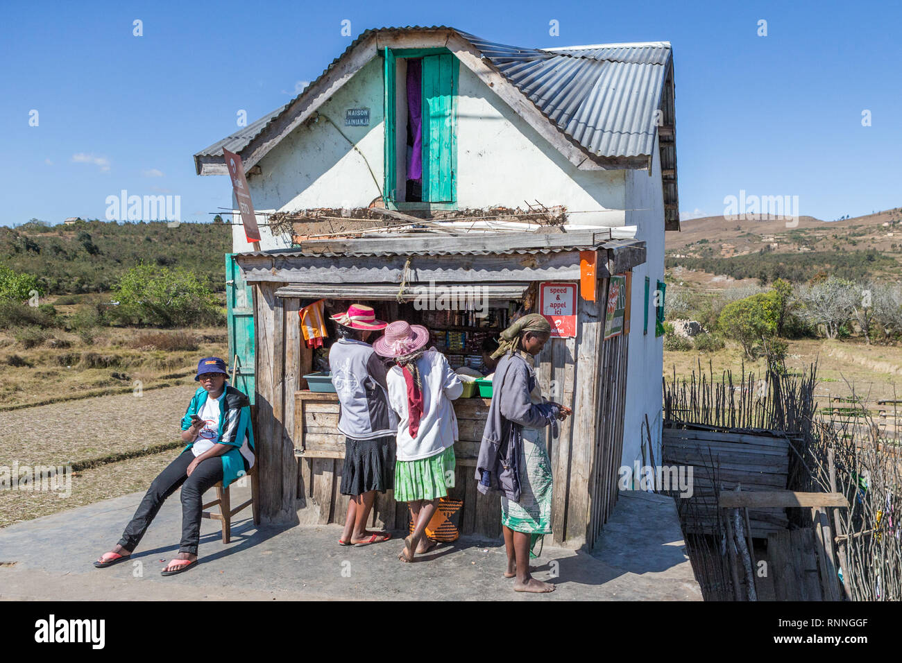 Lebensmittelgeschäft. Blick entlang der N7 in Ranomafana Antsirabe Madagaskar Stockfoto