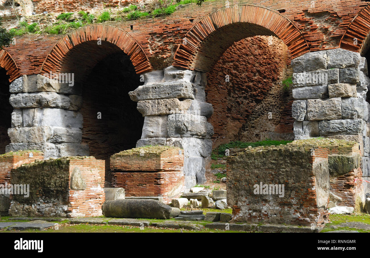 Pozzuoli, Kampanien, Italien. Die Flavischen Amphitheater Pozzuoli. Das Amphitheater ist der drittgrößte nach dem Kolosseum und das Amphitheater von Santa Maria Capuavetere. Es waren für Veranstaltungen wie Gladiator bekämpft, venationes (Tier jagt) und Hinrichtungen. Stockfoto