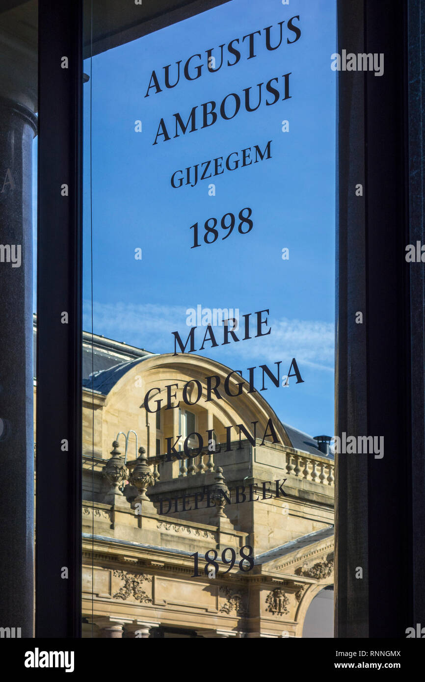 Namen von 7 kongolesischen Opfern am Fenster bei AfricaMuseum/Königliches Museum für Zentralafrika, Ethnographie und Natural History Museum, Tervuren, Belgien Stockfoto