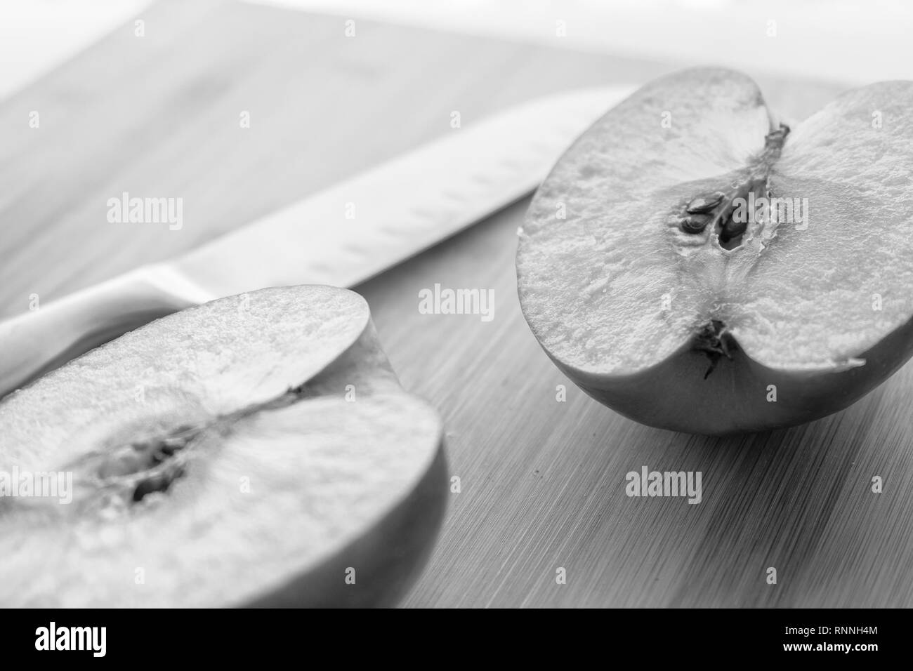In Scheiben geschnitten Apfel auf Bambus Schneidebrett mit Messer Stockfoto