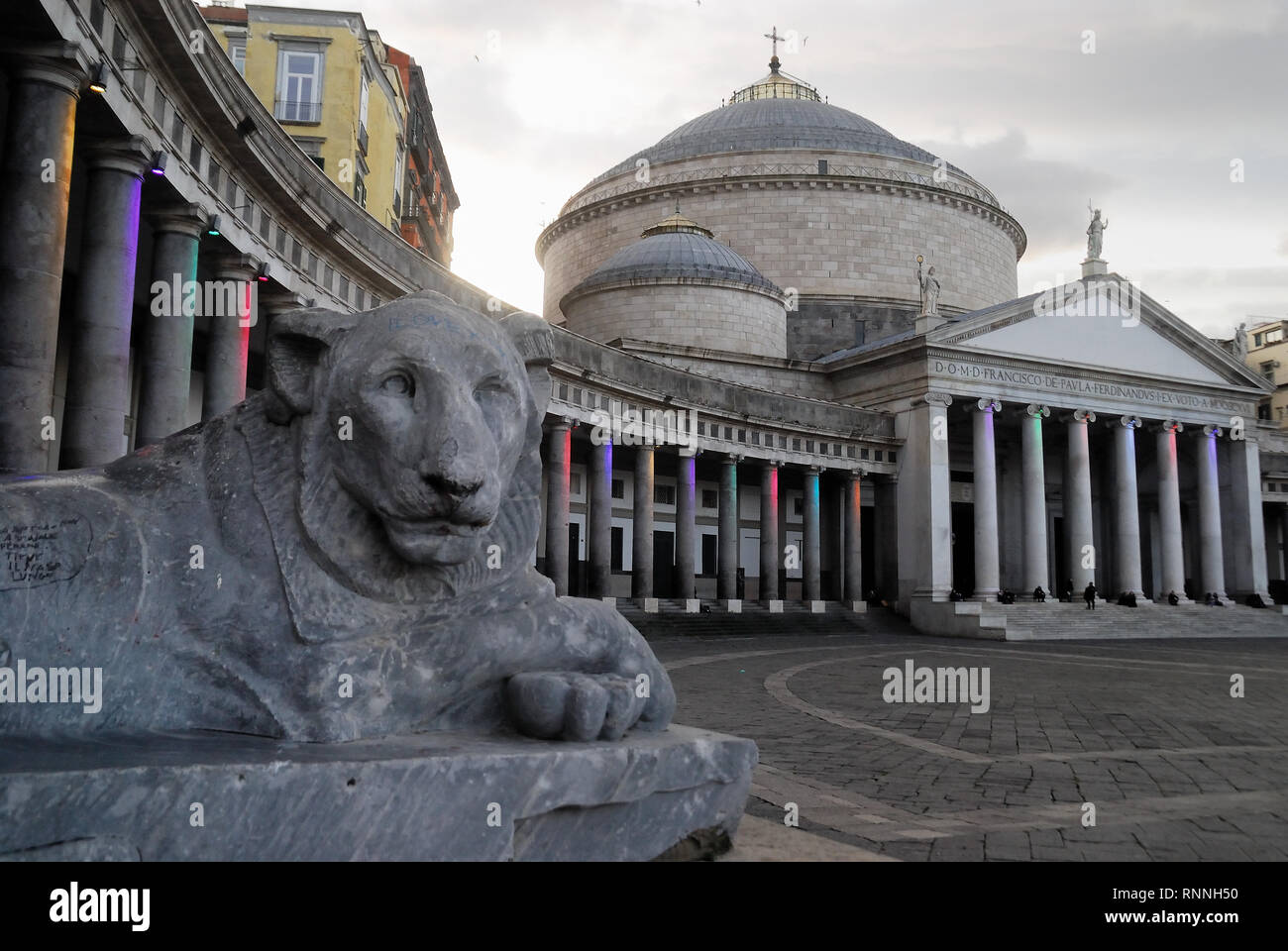 Neapel, Italien. Piazza del Plebiscito und die Kirche von San Francesco Di Paola. Es ist einer der größten Plätze in Italien und Europa. Es ist nach der Volksabstimmung am 2. Oktober 1860, dass Neapel in das Vereinte Königreich Italien unter dem Haus Savoyen brachte benannt. Während der Herrschaft der Bourbonen, wurde der Platz Largo di Palazzo genannt. Gelegentlich ist der Platz für Open-Air-Konzerte genutzt. Künstler, die hier durchgeführt haben, gehören u. a. Elton John, Maroon 5 und Muse, Manu Chao und viele andere. Im Mai 2013, Bruce Springsteen und die E-Street Band gab ein Konzert in der Veranstaltungsort. Stockfoto