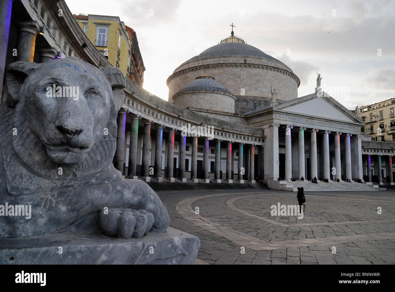 Neapel, Italien. Piazza del Plebiscito und die Kirche von San Francesco Di Paola. Es ist einer der größten Plätze in Italien und Europa. Es ist nach der Volksabstimmung am 2. Oktober 1860, dass Neapel in das Vereinte Königreich Italien unter dem Haus Savoyen brachte benannt. Während der Herrschaft der Bourbonen, wurde der Platz Largo di Palazzo genannt. Gelegentlich ist der Platz für Open-Air-Konzerte genutzt. Künstler, die hier durchgeführt haben, gehören u. a. Elton John, Maroon 5 und Muse, Manu Chao und viele andere. Im Mai 2013, Bruce Springsteen und die E-Street Band gab ein Konzert in der Veranstaltungsort. Stockfoto