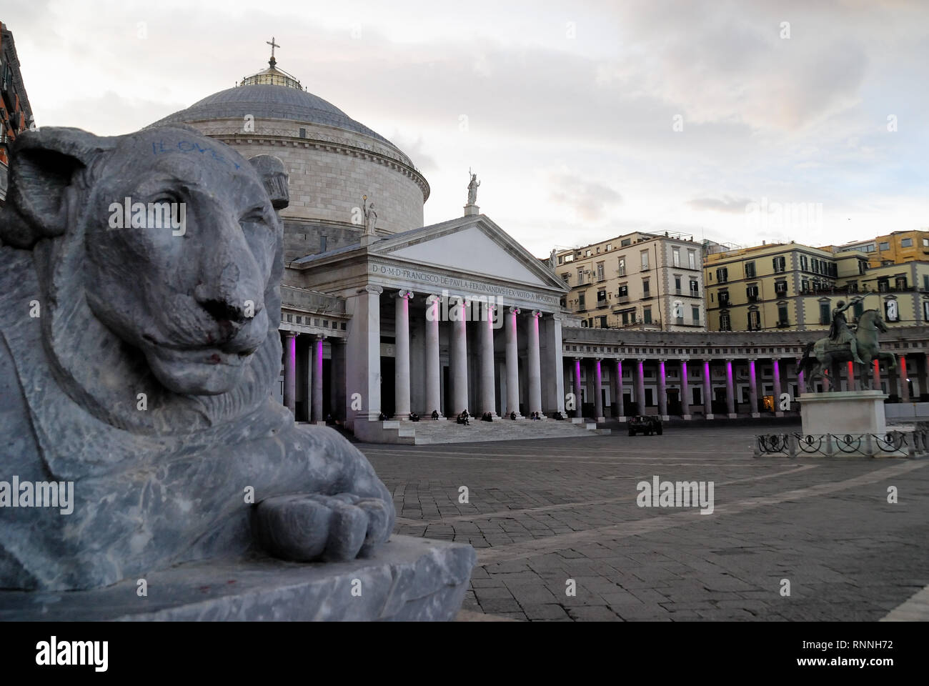Neapel, Italien. Piazza del Plebiscito und die Kirche von San Francesco Di Paola. Es ist einer der größten Plätze in Italien und Europa. Es ist nach der Volksabstimmung am 2. Oktober 1860, dass Neapel in das Vereinte Königreich Italien unter dem Haus Savoyen brachte benannt. Während der Herrschaft der Bourbonen, wurde der Platz Largo di Palazzo genannt. Gelegentlich ist der Platz für Open-Air-Konzerte genutzt. Künstler, die hier durchgeführt haben, gehören u. a. Elton John, Maroon 5 und Muse, Manu Chao und viele andere. Im Mai 2013, Bruce Springsteen und die E-Street Band gab ein Konzert in der Veranstaltungsort. Stockfoto