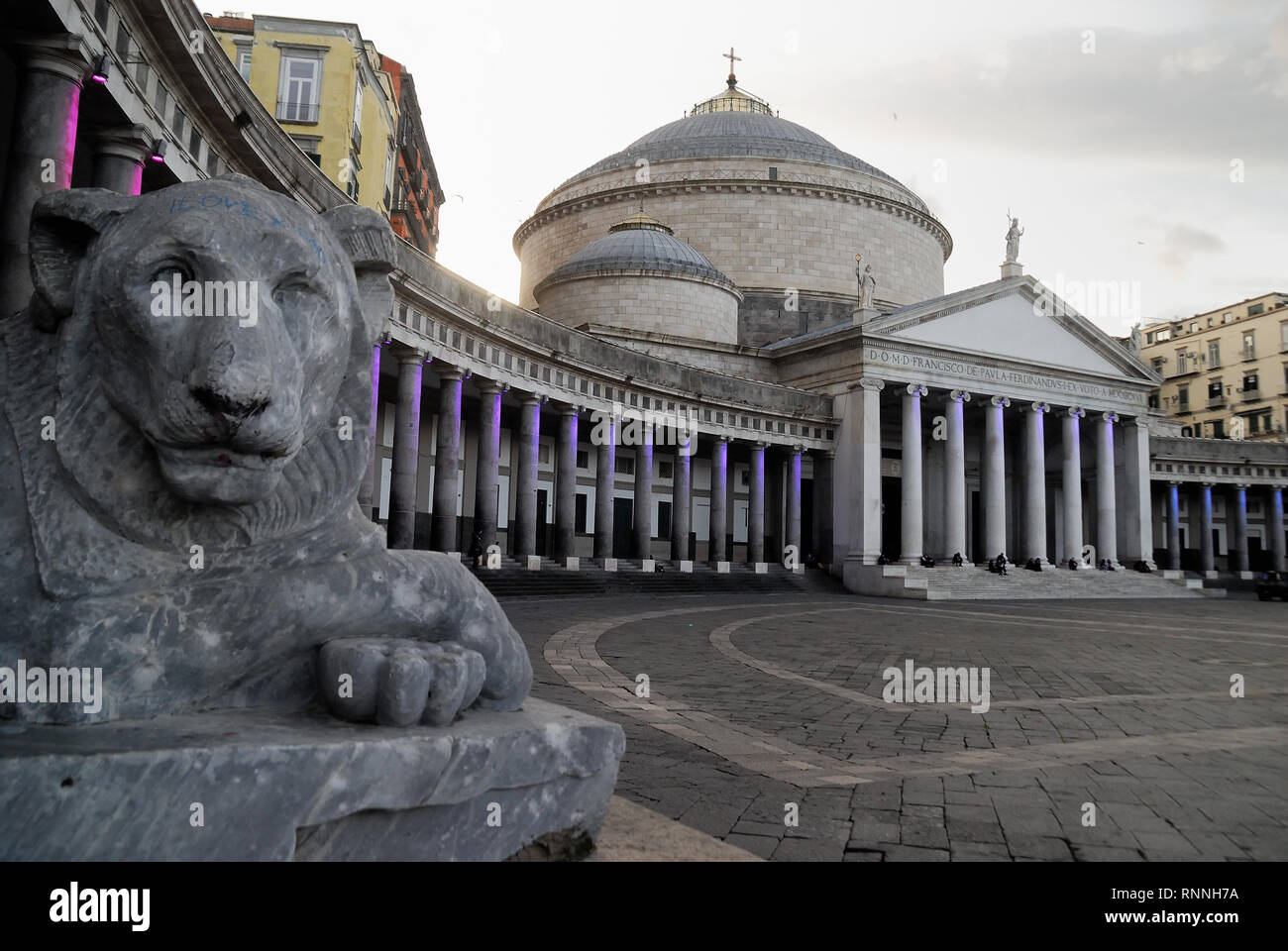 Neapel, Italien. Piazza del Plebiscito und die Kirche von San Francesco Di Paola. Es ist einer der größten Plätze in Italien und Europa. Es ist nach der Volksabstimmung am 2. Oktober 1860, dass Neapel in das Vereinte Königreich Italien unter dem Haus Savoyen brachte benannt. Während der Herrschaft der Bourbonen, wurde der Platz Largo di Palazzo genannt. Gelegentlich ist der Platz für Open-Air-Konzerte genutzt. Künstler, die hier durchgeführt haben, gehören u. a. Elton John, Maroon 5 und Muse, Manu Chao und viele andere. Im Mai 2013, Bruce Springsteen und die E-Street Band gab ein Konzert in der Veranstaltungsort. Stockfoto