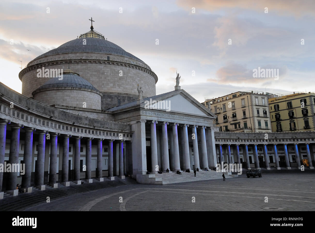 Neapel, Italien. Piazza del Plebiscito und die Kirche von San Francesco Di Paola. Es ist einer der größten Plätze in Italien und Europa. Es ist nach der Volksabstimmung am 2. Oktober 1860, dass Neapel in das Vereinte Königreich Italien unter dem Haus Savoyen brachte benannt. Während der Herrschaft der Bourbonen, wurde der Platz Largo di Palazzo genannt. Gelegentlich ist der Platz für Open-Air-Konzerte genutzt. Künstler, die hier durchgeführt haben, gehören u. a. Elton John, Maroon 5 und Muse, Manu Chao und viele andere. Im Mai 2013, Bruce Springsteen und die E-Street Band gab ein Konzert in der Veranstaltungsort. Stockfoto