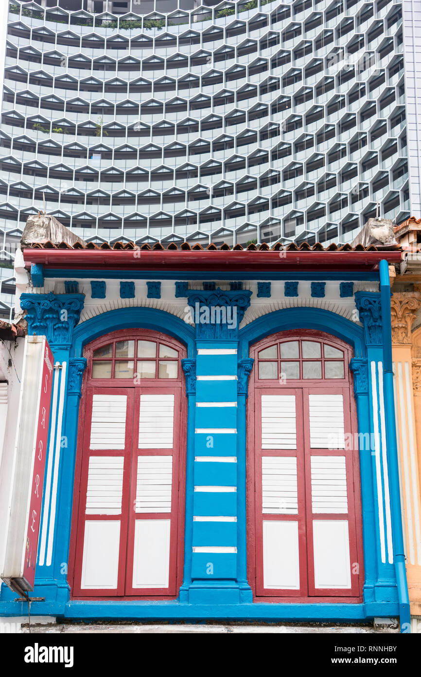 Arabische Straße Architektur, frühe Twentiety Jahrhunderts im Vordergrund, modernes Bürogebäude im Hintergrund, Kampong Glam. Singapur. Stockfoto