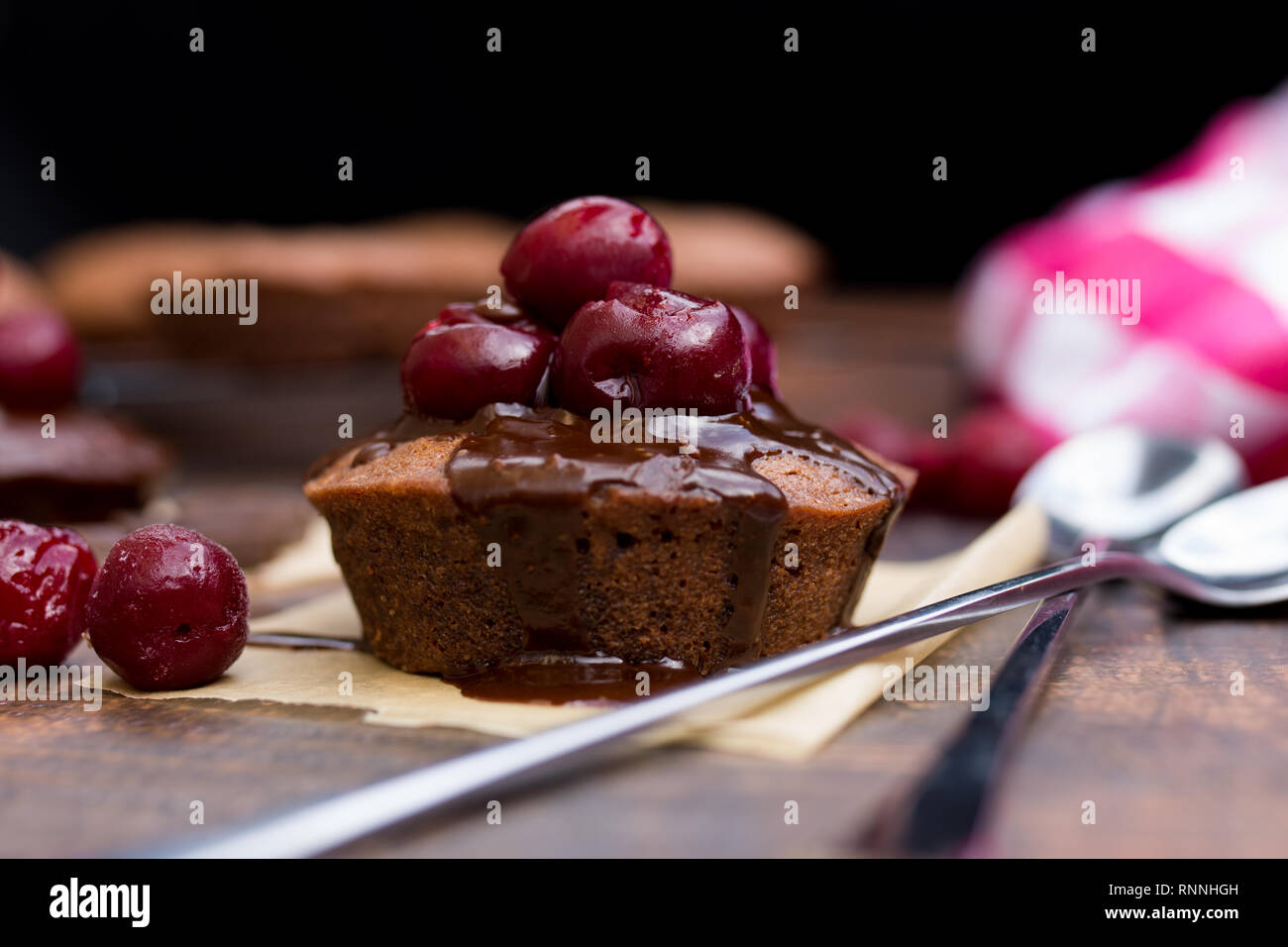 Chocolate Cupcake mit einer Kirsche Stockfoto