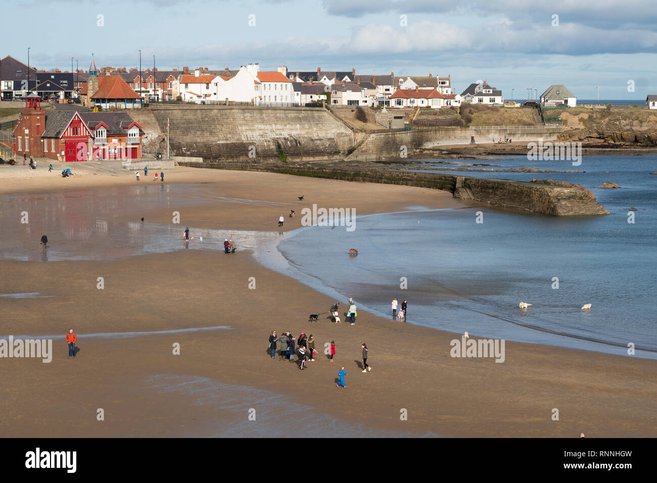 Menschen zu Fuß auf den Strand im Cullercoats Bay, North East England, Großbritannien Stockfoto