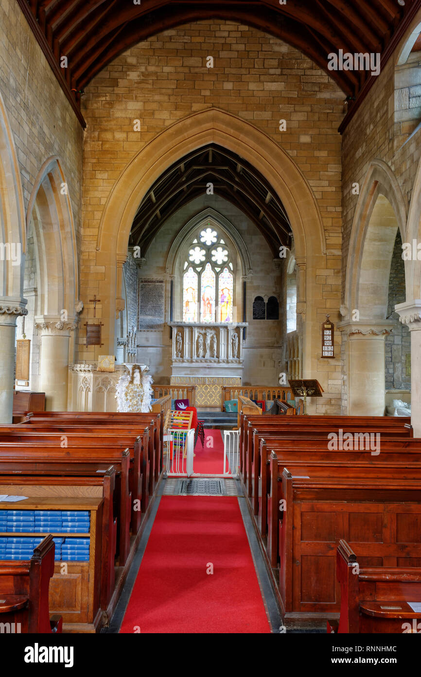 Der hl. Johannes der Täufer Kirche, Colerne, Wiltshire, Großbritannien Isle und Altar Stockfoto