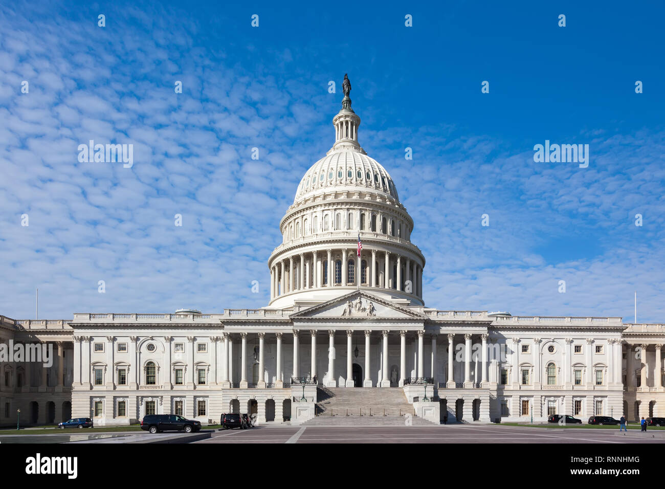 Capitol USA Gebäude am Tag. Menschen, die Touristen auf dem Hintergrund von Osten vorne am Tag. Weiße Feder Wolken und blauer Himmel. Kongress der Vereinigten Staaten von Amerika. Washington Stockfoto