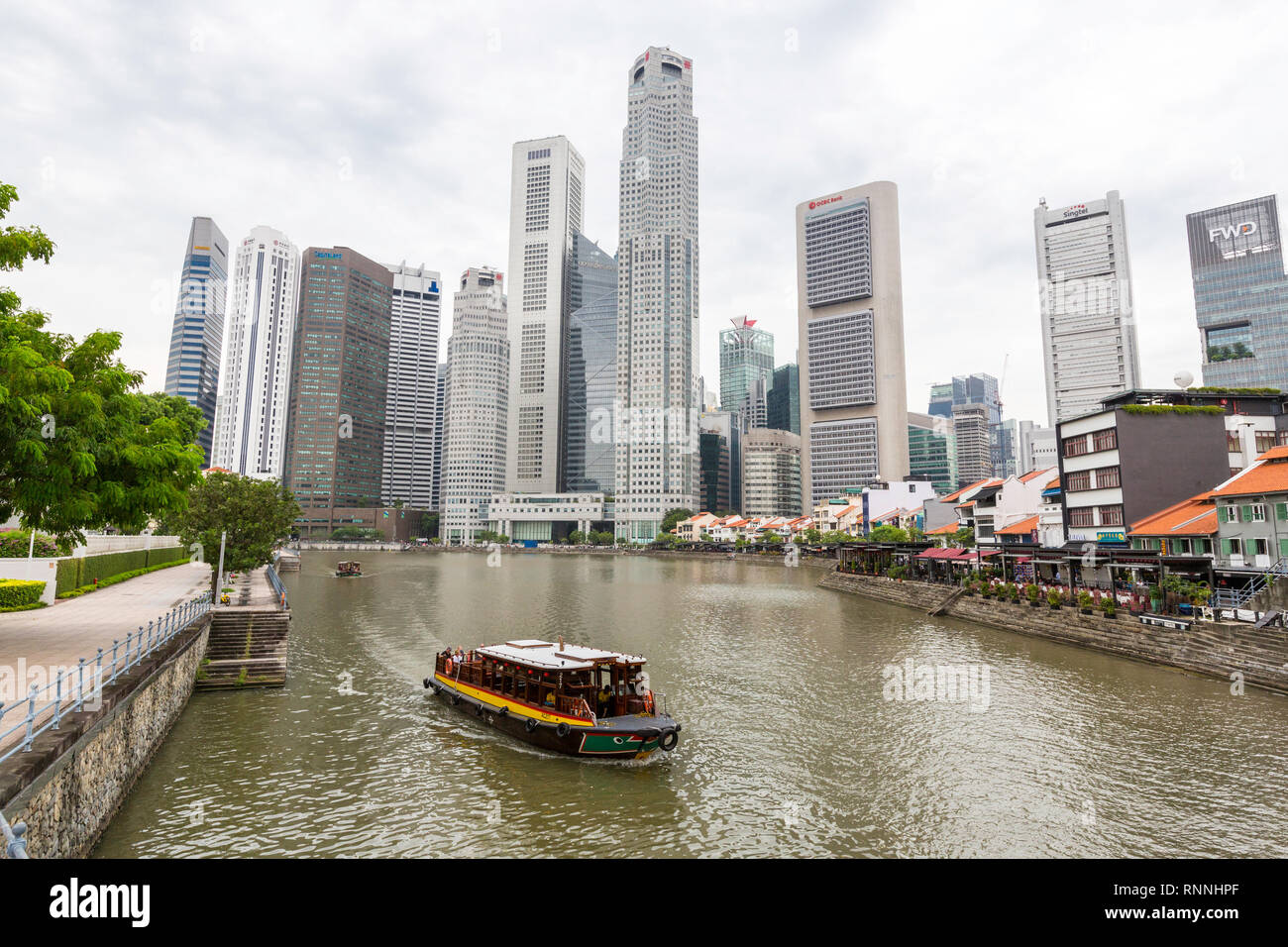 Singapur River Water Taxi, Boat Quay auf der rechten, Financial District im Hintergrund, Singapur. Stockfoto