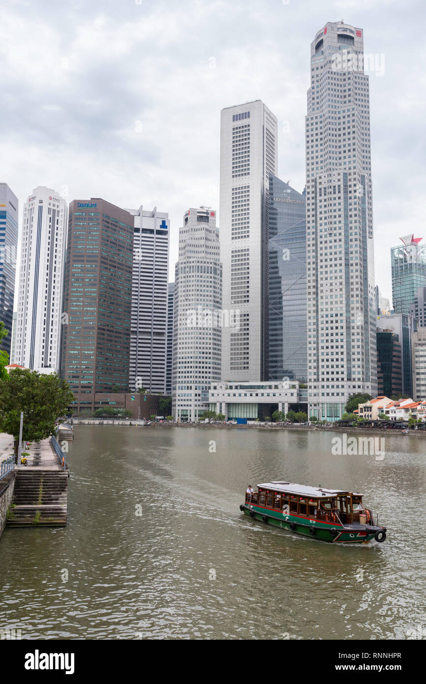 Singapur River Water Taxi, Boat Quay auf der rechten, Financial District im Hintergrund, Singapur. Stockfoto