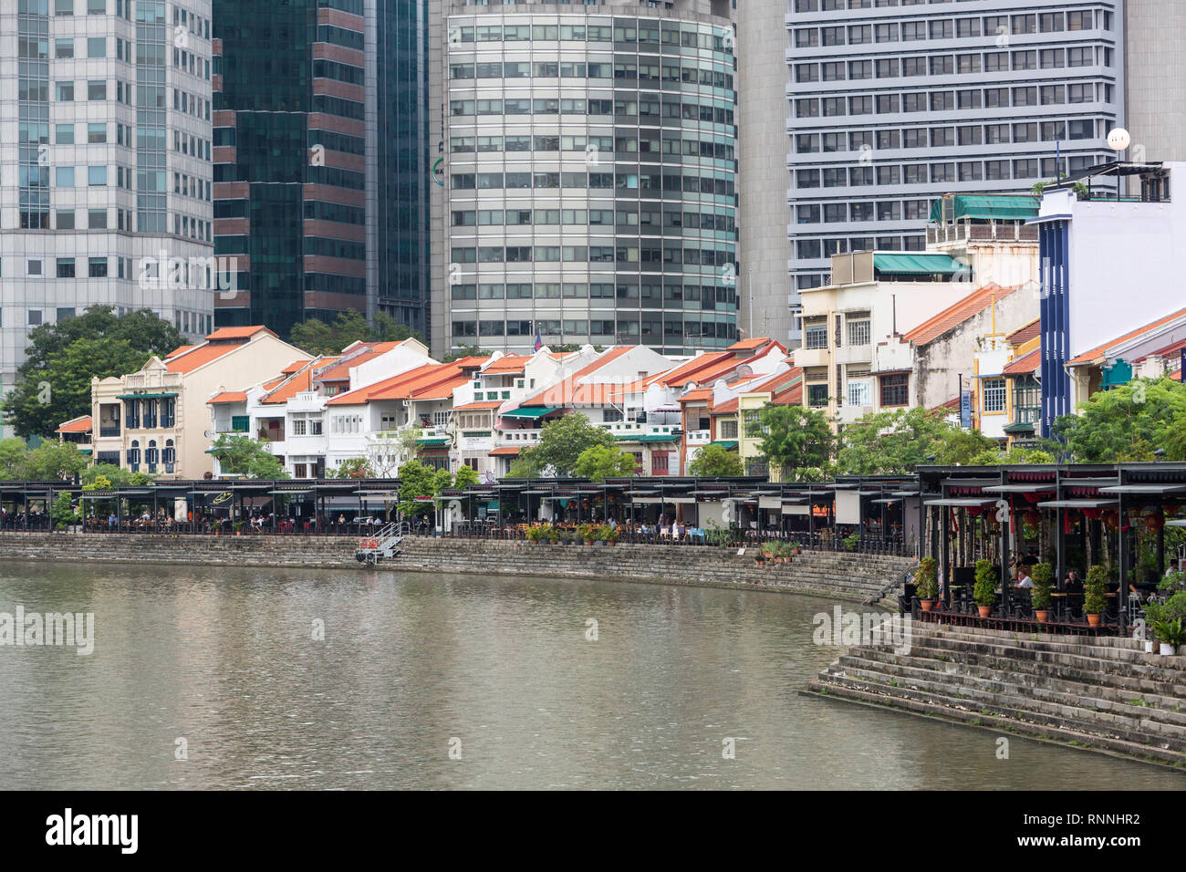 Singapore River, Boat Quay, ehemaliger Shop Häuser jetzt Restaurants und Bars. Gebäude der Financial District im Hintergrund. Singapur. Stockfoto