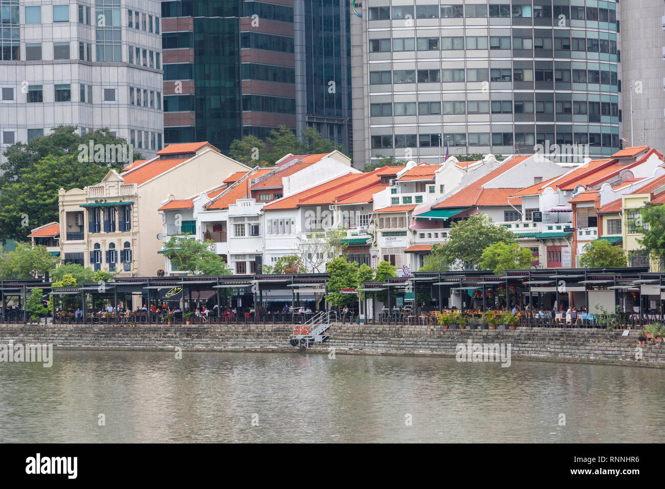 Singapore River, Boat Quay, ehemaliger Shop Häuser jetzt Restaurants und Bars. Gebäude der Financial District im Hintergrund. Singapur. Stockfoto