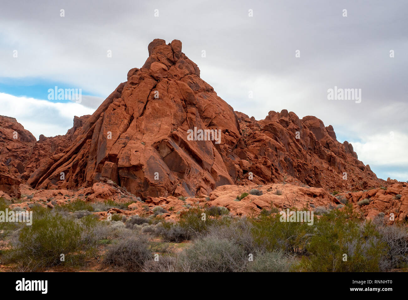 USA, Nevada, Clark County, Valley of Fire State Park. Eine uralte Pyramide Überbau von prähistorischen Menschen aus einem Monolith aus Sandstein gehauen. Stockfoto