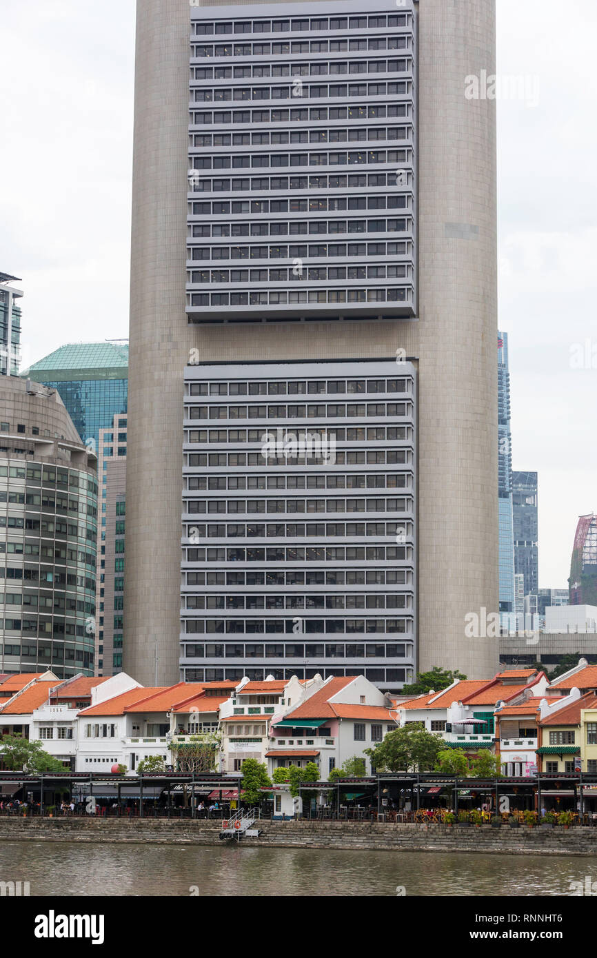 Singapore River, Boat Quay, ehemaliger Shop Häuser jetzt Restaurants und Bars. OCBC Bank Gebäude, Financial District im Hintergrund. Singapur. Stockfoto