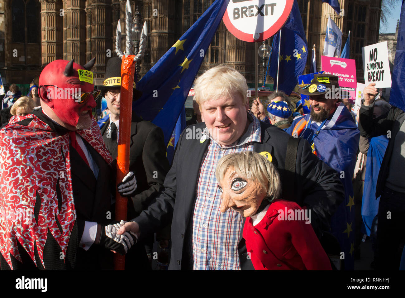 Der Teufel, 'Nigel Farage', 'Jakob Rees Mogg' und 'Boris Johnson' (Faux Bojo) an der SODEM, St Valentines Tag, Kuchen nicht hassen. Gegensätzliche Brexit. Stockfoto