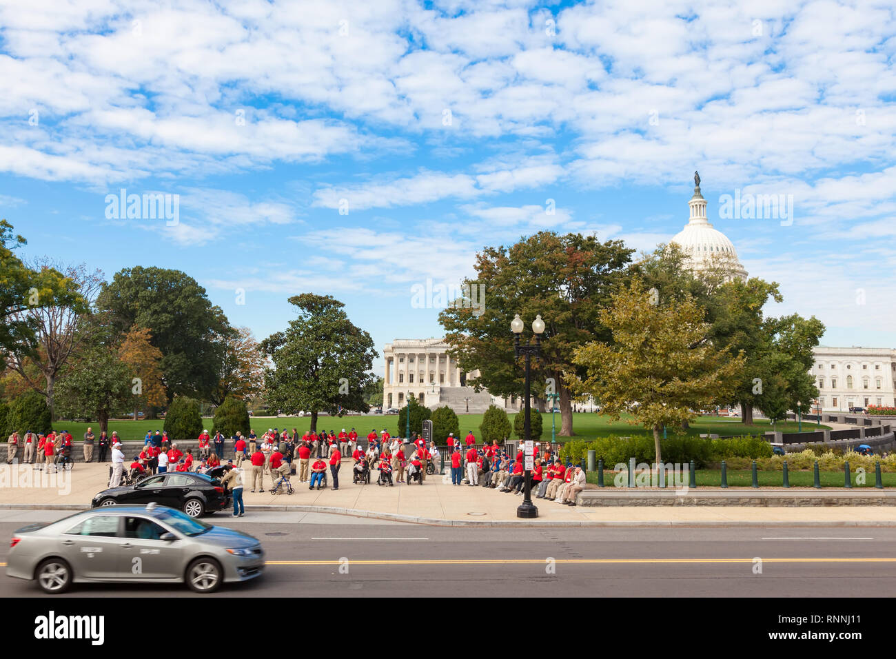 Washington DC, USA: Capitol USA Gebäude am Tag. Gruppe von Menschen mit Behinderungen (Rollstuhlfahrer) Besuchen Sie das Kapitol. Vereinigte Staat Stockfoto