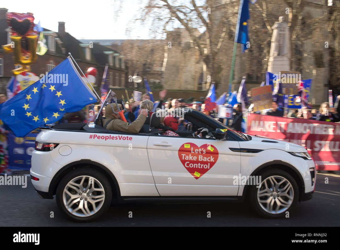 Der Teufel fahren" Nigel Farage', 'Jakob Rees Mogg' und 'Boris Johnson' (Faux Bojo) an die; SODEM, St Valentines Tag, Kuchen nicht hassen. Abgeleitete fro Stockfoto